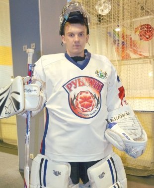 Александр Сидоров, вратарь: – Я буду смотреть хоккей и биатлон дома с женой.