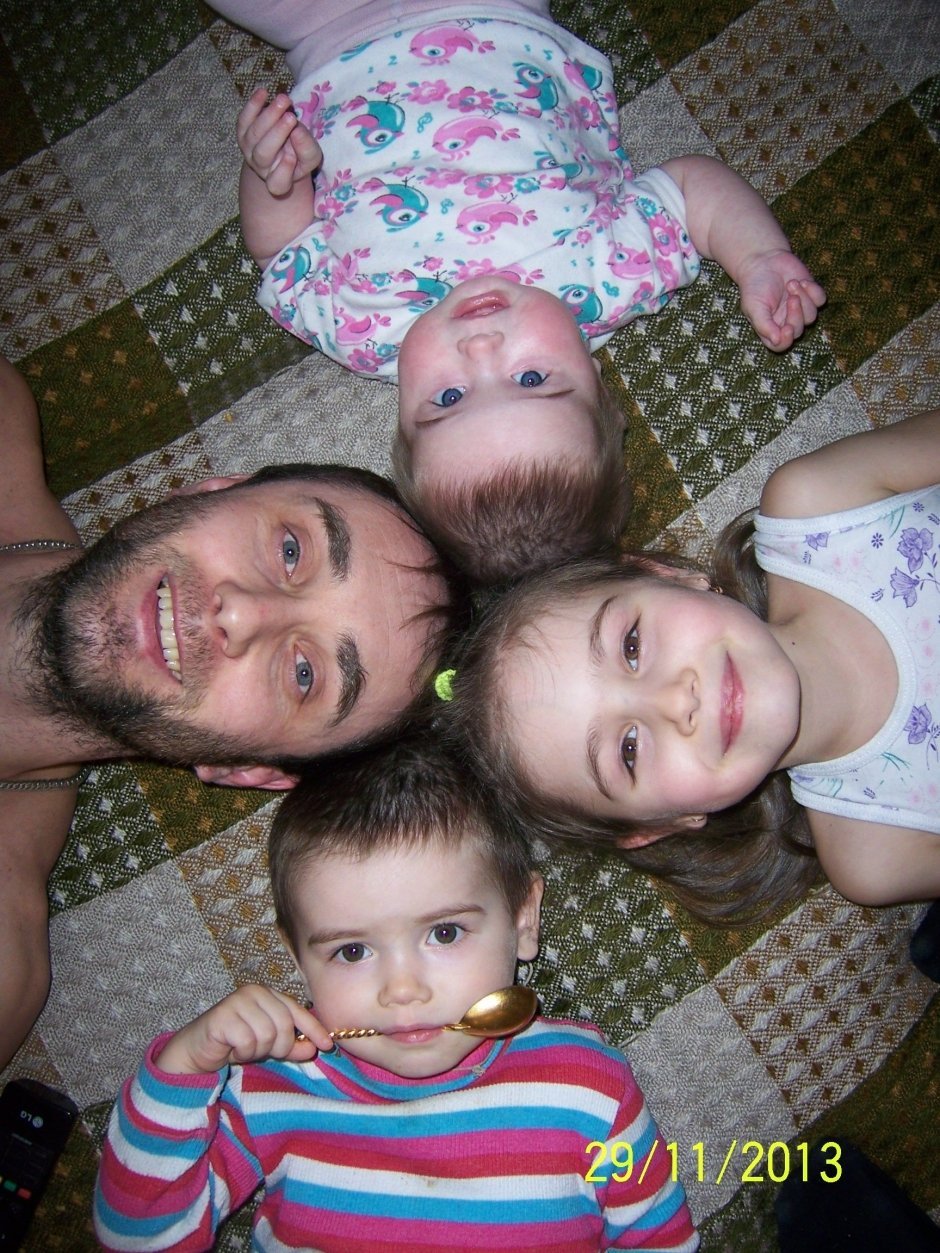Галиулин Константин с дочками Викторией, Полиной и Олесей