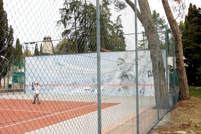 В парке «Ривьера» открылся обновленный теннисный корт, который несет в себе изображение