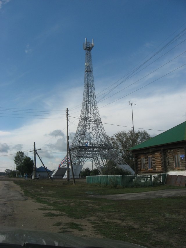 Миниатюрная башня-рентранслятор из села Париж