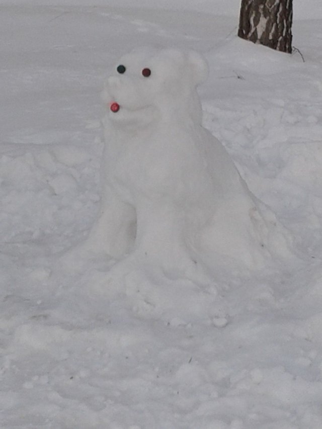 забавная снежная фигурка появилась на одной из улиц города