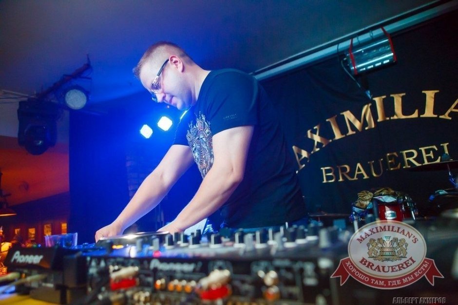 «Дыхание ночи»: Dj Роман Жуков в «Максимилианс»