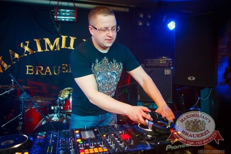 «Дыхание ночи»: Dj Роман Жуков в «Максимилианс»