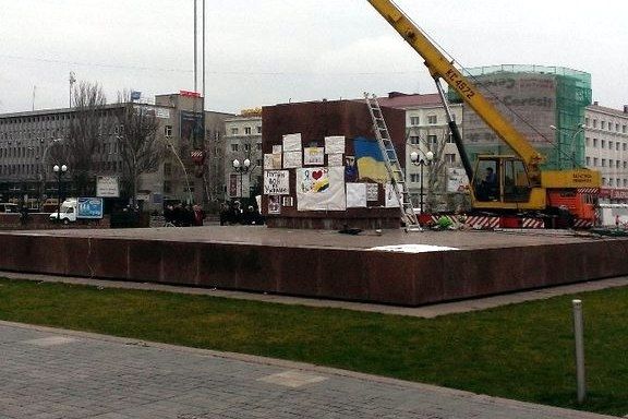 На Площади Свободы устанавливают флагшток для украинского флага