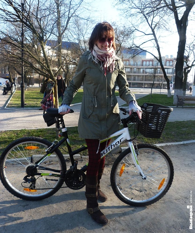 Анна, 33. Потому что нравится крутить педали, глазеть по сторонам. Это быстрый способ передвижения, плюс экологично. Чувствуешь свою самостоятельность: в маршрутку ты сел - и тебя везут, в этой давке, по конкретным маршрутам, а на велосипеде - куда захоте