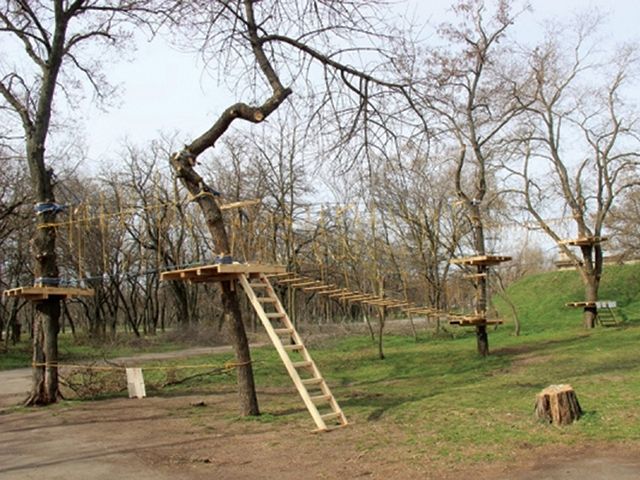 В парке им. Ленинского комсомола появился веревочный парк