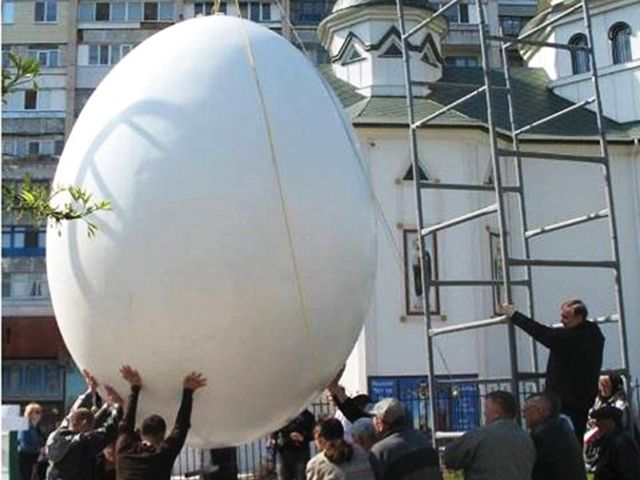В честь Пасхи на Шуменском установили огромное яйцо