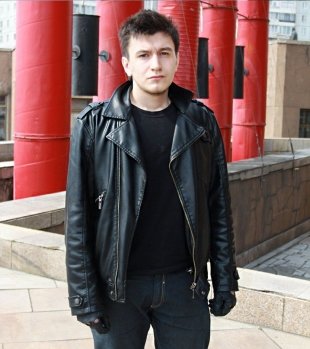 Роман, 21 год, художник: «В Красноярске нет конкретных мест,  которые бы меня могли вдохновить. Вдохновение приходит внезапно, без предупреждения о месте встречи».