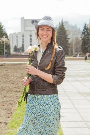 Анна Сибрикова, будущий магистр. Музыка: сербские цыганские песни. «Учусь в магистратуре в Пермском госуниверситете, живу в Челябинске. Летом нужно обязательно посетить горы, например Таганай».