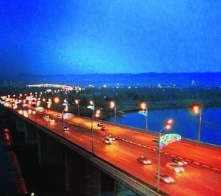 cherednyakova: «Сфотографировано было с мыслью «вокруг все так быстро меняется, и развивается и только мосты неизменны. Фундамент города».
