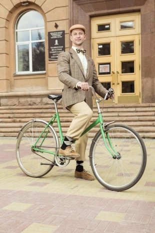 Андрей Леутин, 39 лет, зам. директора «Публички». Я: коллекционирую лосей. «Этот велосипед купил за 500 рублей, восстанавливаю. Мечта детства, складной дорожный велосипед 88 года, их очень мало выпускалось». 