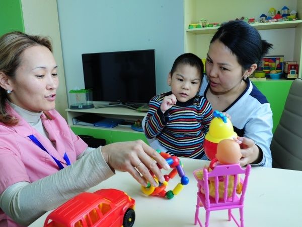 Баланар. Центр для детей с аутизмом. Балалар. Инклюзивті бала. Логопед азиат.