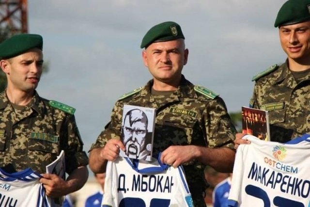 Ультрас «Динамо» передали футболки херсонским пограничникам