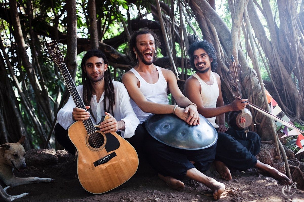 Трио музыкантов. Трио музыкантов в тропиках. Трио музыкантов на пляже. Трио музыкантов на курорте. Qamancha Band.