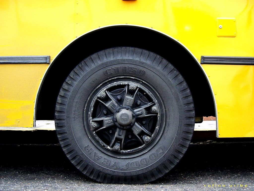 Колеса автобуса круг. Колесо автобуса. Резина колеса. Колесо от автобуса. Автобусные шины.