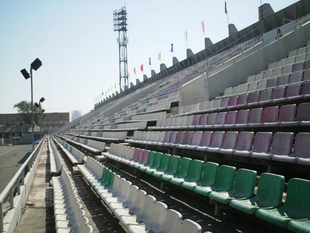 На стадионе "Локомотив" проходят открытые зарядки каждый вторник и четверг в 8.30 
