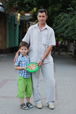  Владимир, 48 лет и Евгений Владимирович (он просто так представился), 5 лет. Любят играть в фризби,кататься на велосипеде, проводят время на даче и в пиццериях. 
