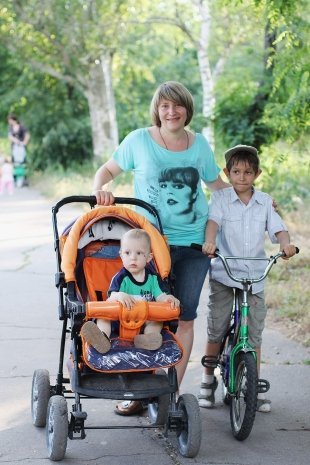 Елена 39 лет и Илья 7 лет и Артем 1,5 года На своем районе или в парке катаемся каждый день утром и вечером. В будущем хотели бы научить кататься на велосипеде и на др.