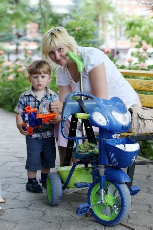 Оксана, 37и Артем 1,7. Часов 7 в день на колесах, гуляем в Покровском сквере, хотели бы потом научить ездить на велосипеде, пока есть начальный транспорт.