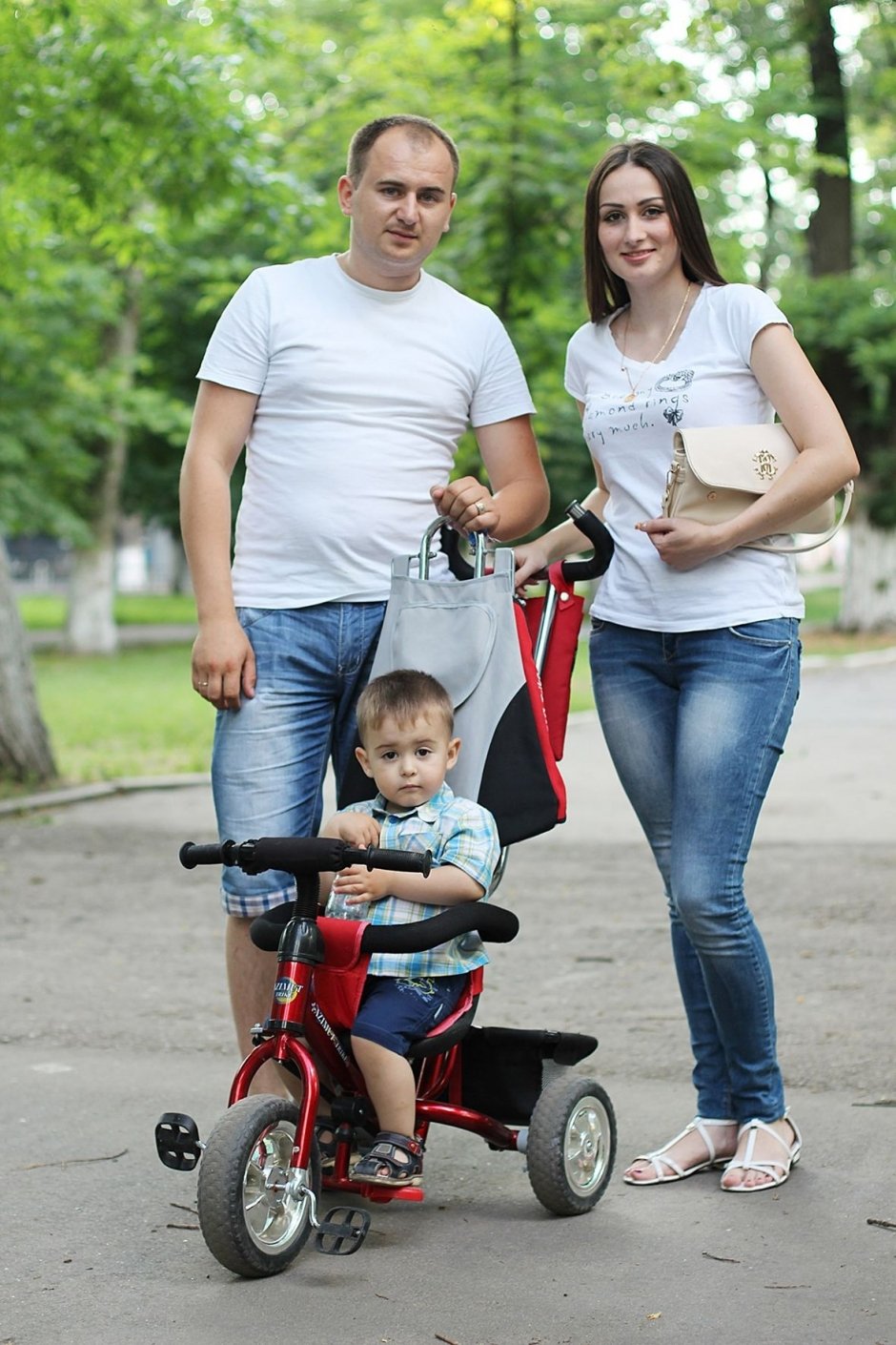 Сергей, 30 лет и Ирина 30 лет Данил 2 года Каждый день на колесах,на машине,велосипеде.В парках и возле Фрегата