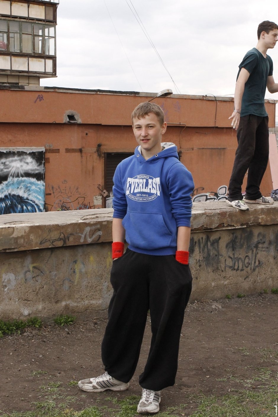 Иван, 13 лет В одиночестве, так как можно сосредоточиться  на своих трюках.