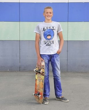 Данил, 14 лет, школьник. Где: скейтпарк у памятника Курчатову. «Мне на лонгборде кататься посоветовали друзья, я попробовал с год назад, мне очень понравилось. Потихонечку прыгаю».
