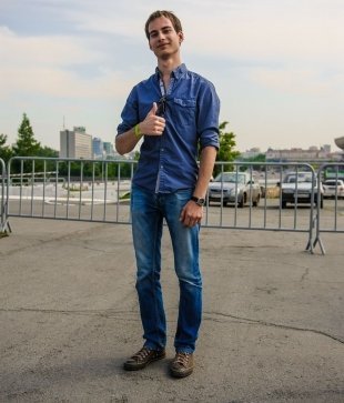 Александр Семенов, 23 года, программист. Экстрим: впервые на сноуборде по черной трассе. «Супервайзер, немного фотограф... все подряд. Попробовать хочу пешее путешествие по России».