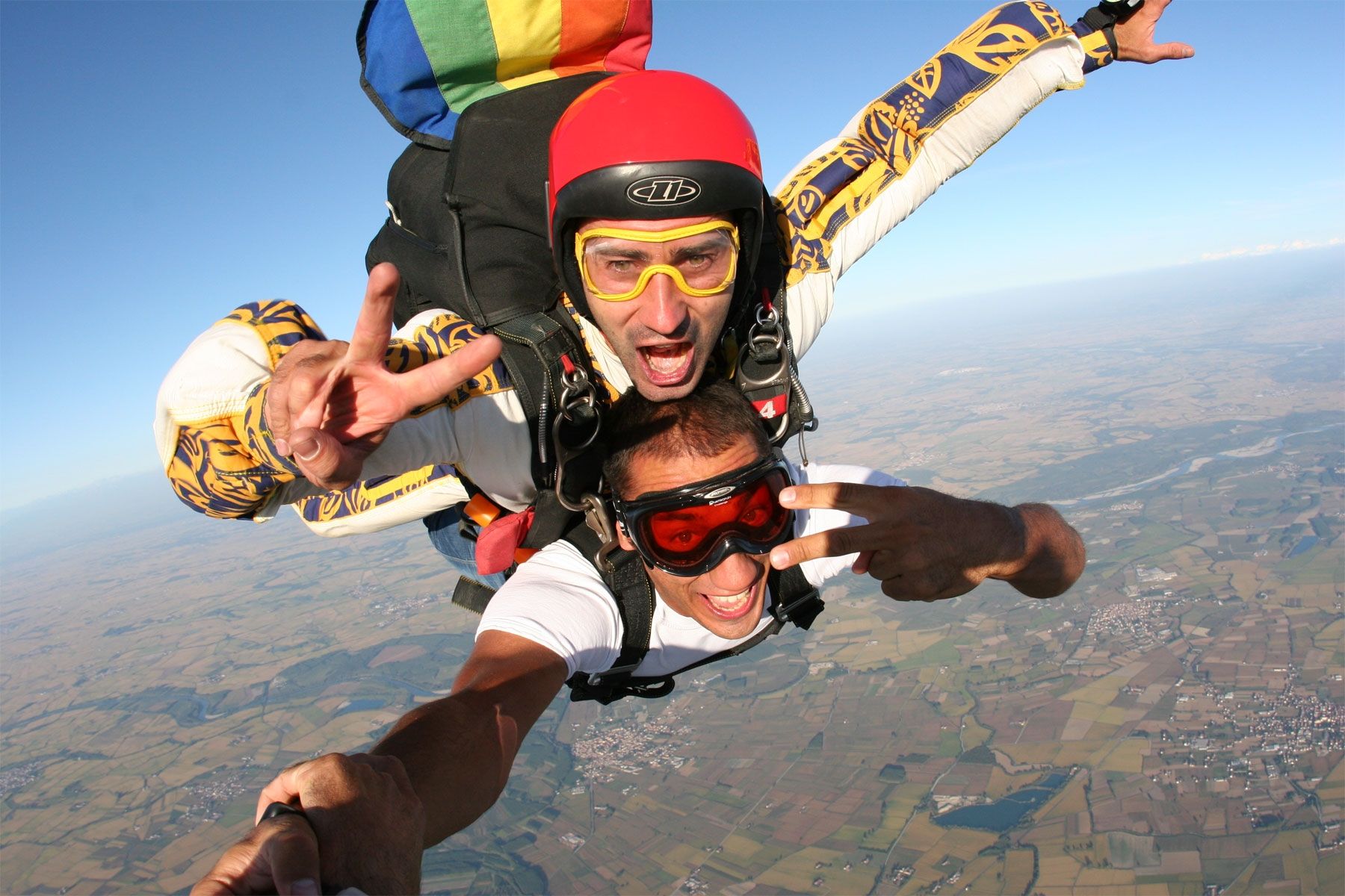 Фото видео экстрим. Прыгнуть с парашютом. Парашютный спорт. Человек с парашютом. Человек прыгает с парашютом.