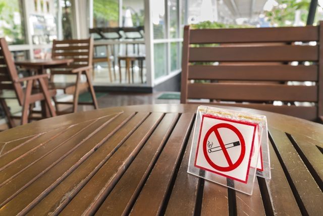 Госдума предлагает разрешить курить на летних верандах ресторанов