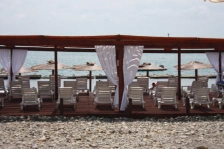 Место под солнцем: Пляжные террасы с платным сервисом 