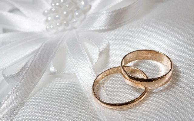 37 пар надели обручальные кольца в День столицы