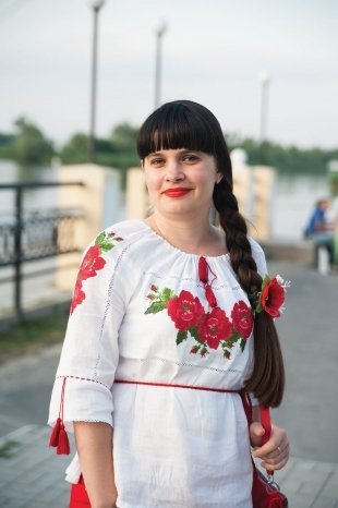 Юлия, 33 года. В Фестивале больше всего нравится народное творчество, вышиванки. Очень люблю национальную одежду и часто надеваю ее на детские праздники.