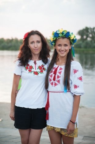 Мая, 34 года и Анастасия, 14 лет.На фестивале очень нравится атмосфера, она веселая, хочется здесь быть, быть и быть! Рубашки только купили. Планируем носить их повседневно.