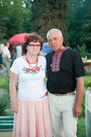 Наталья, 55 лет и Юрий, 56 лет. На фестивале нравятся детские выступления и все украинское. Я ношу подобную одежду в повседневной жизни, а муж — только на фестиваль. 