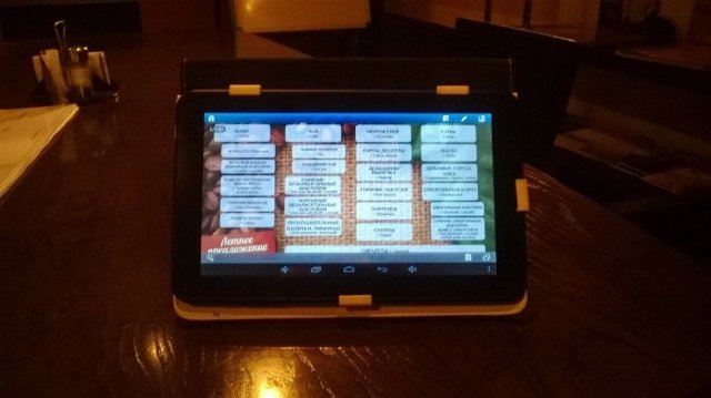 В кофейне «Кофеin» меню перенесли на планшеты
