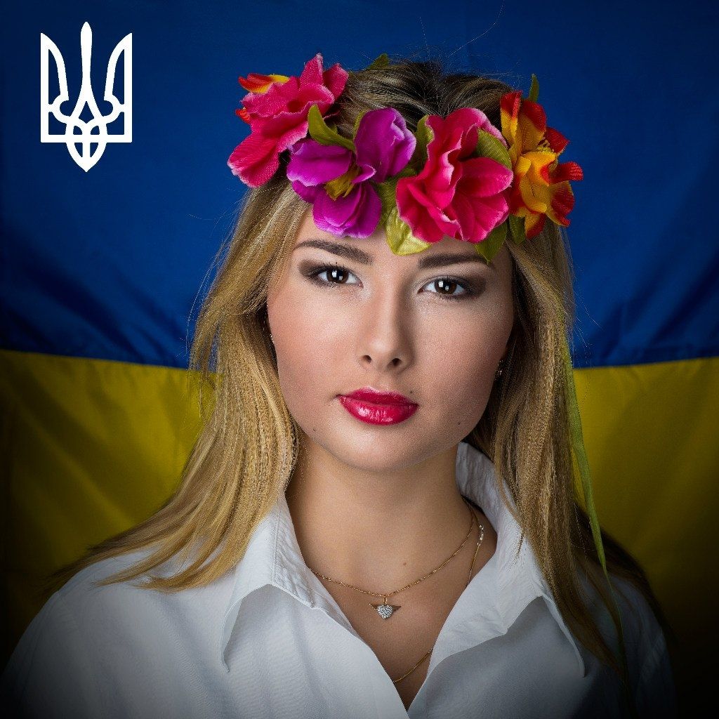 Фото на украинском. Украинка в венке. Украинские патриотические. Патриотичная Украинка. Флаг Украины фон.