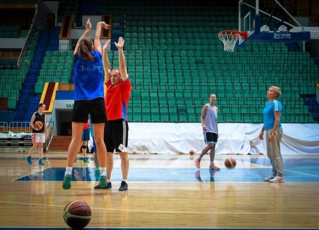 Женская команда баскетбольного клуба «Енисей» проводит открытую тренировку