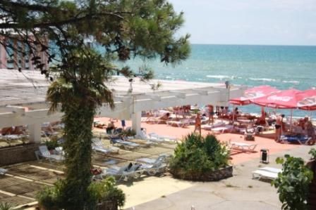 Пляж бриз хоста. Грин хоста отель пляж. Хоста сочи улица платановая. Пляж санатория мыс видный. Отель хоста пляж.