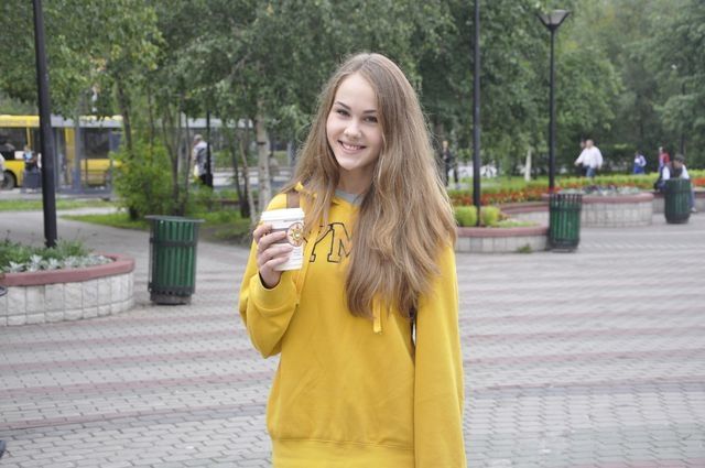 Полина Науменко, 18 лет  - Я обычно желания на Новый год загадываю. Пишу на листочке, сжигаю и высыпаю пепел в бокал, потом пью.