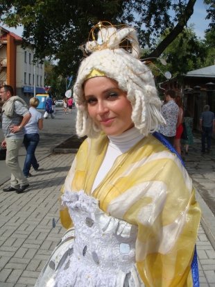 Татьяна Жвакина, 32 лет, актриса Театра кукол: – Чего точно не хватает улицам Екатеринбурга, так это мусорных урн! Бывает, гуляешь по полчаса, и ни на одну не натыкаешься.