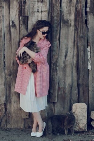 Алина, 29 лет. В моду возвращается классика: клетчатые пальто, вязанные свитера. Можно порыться в мамином или бабушкином шкафу и наверняка найти твидовый пиджак или юбку.
