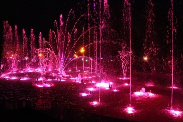 В Челябинске запустили поющий фонтан