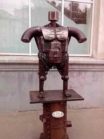 В Челябинск привезли странноватую скульптуру