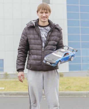 Дмитрий, 28 лет, начальник производства. Машинка: Nissan Silvia S15. «Катаюсь на сноуборде, занимаюсь автозвуком».