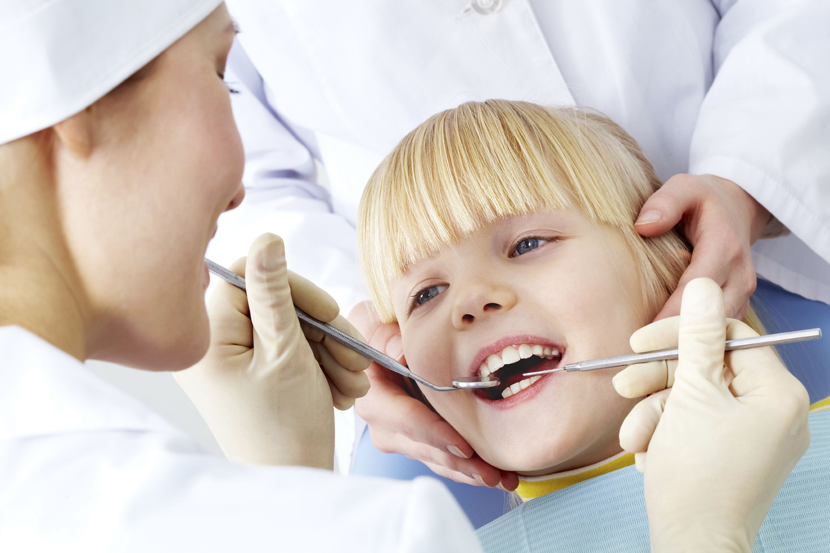 Осмотр полости рта детей. Ребенок у стоматолога. Кариес зубов детская стоматология.