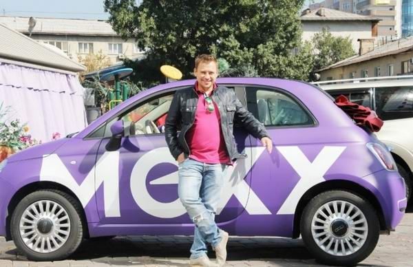 По городу курсирует акционный ярко-фиолетовый автомобиль с надписью "Mexx".