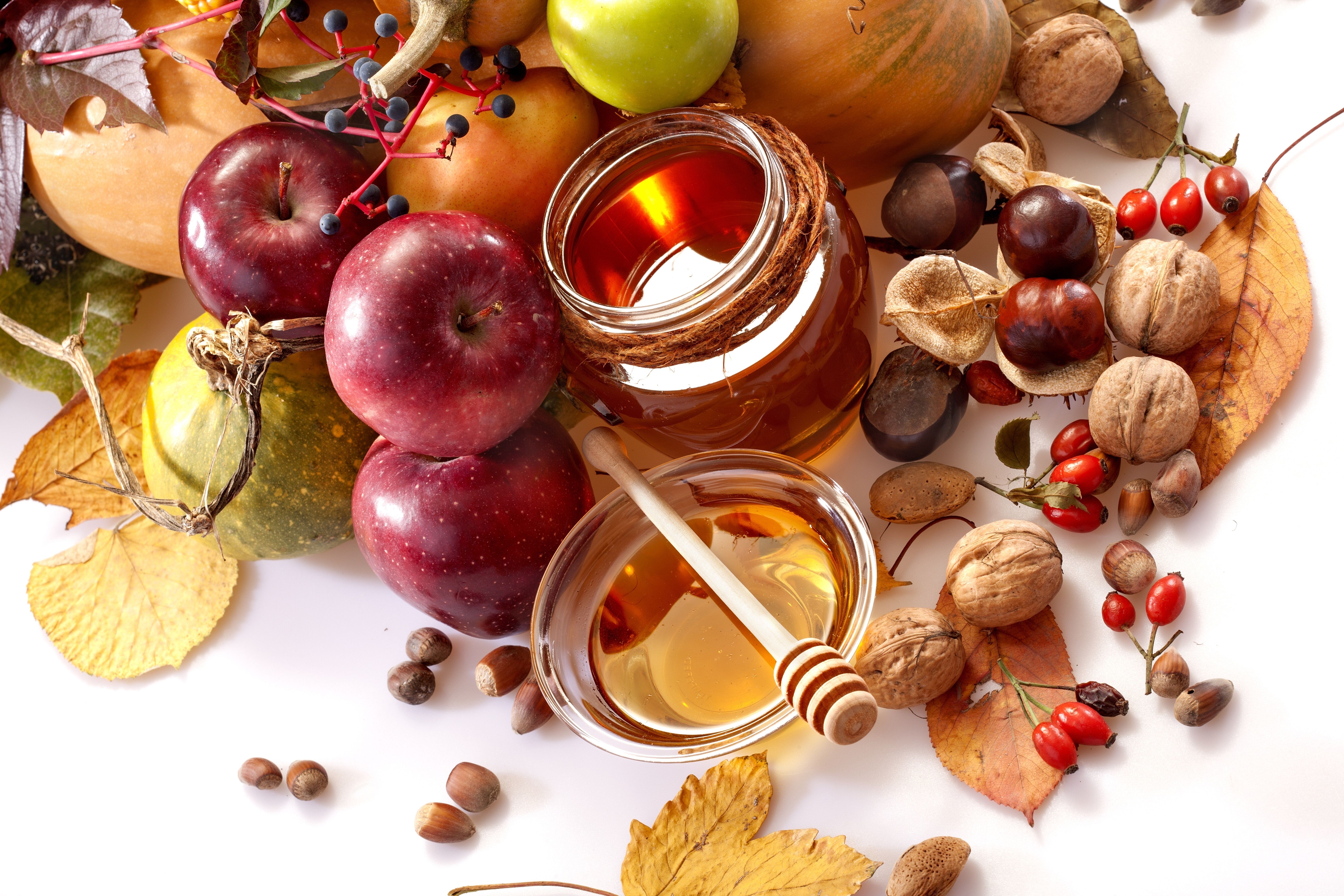 Фрукты орехи мед. Спас медовый яблочный Ореховый. Три Спаса в августе: медовый, яблочный, Ореховый. Яблоки мед орехи. Осенние фрукты.