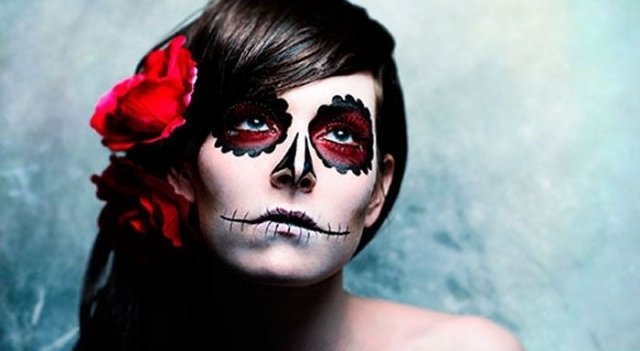Фанатам Хэллоуина сделают бесплатный макияж и праздничную прическу