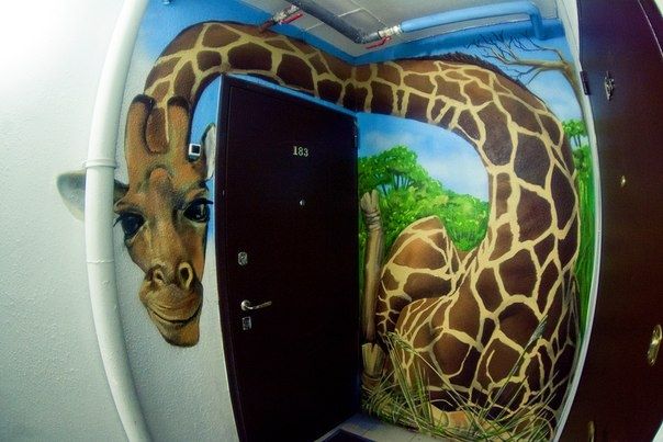 В одном из жилых подъездов Екатеринбурга теперь есть жираф