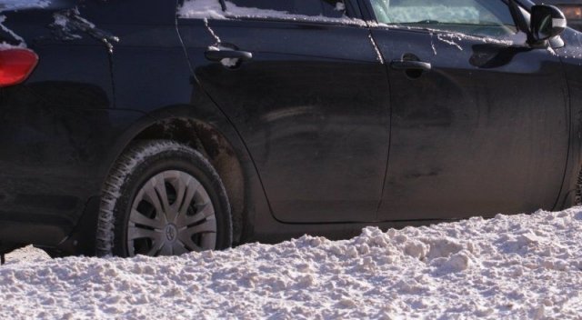 Убирать наваливший снег в Астане мешают припаркованные у обочин машины 